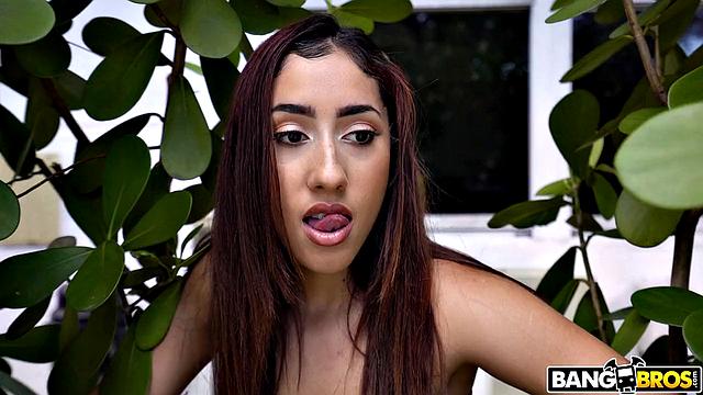 Кира застукала друга папы за делом - теперь очередь за ней!