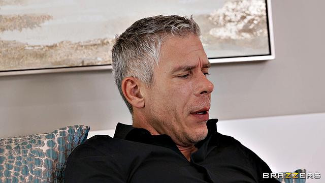 блондинка решила не париться со шприцом и трахнула донора