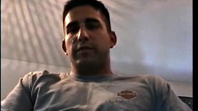 смотри, как зак дрочит плейбою и доводит до оргазма