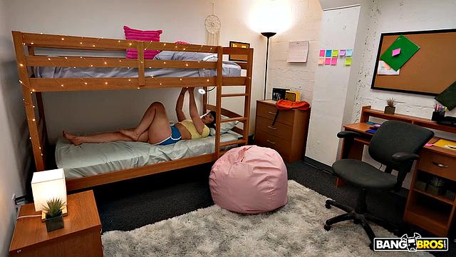 студентка трахается с отчимом в общежитии