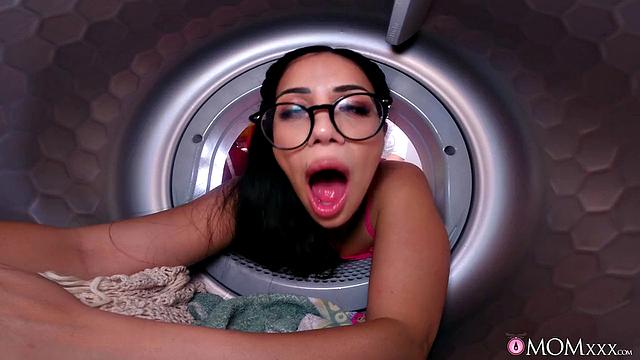 Джулия Де Лучия трахается с мужем на кухне и получает глубокий кремпай от Дени Лоу на диване.