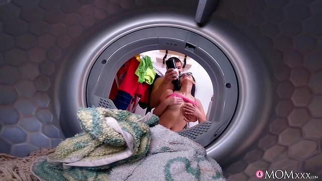 Джулия Де Лучия трахается с мужем на кухне и получает глубокий кремпай от Дени Лоу на диване.