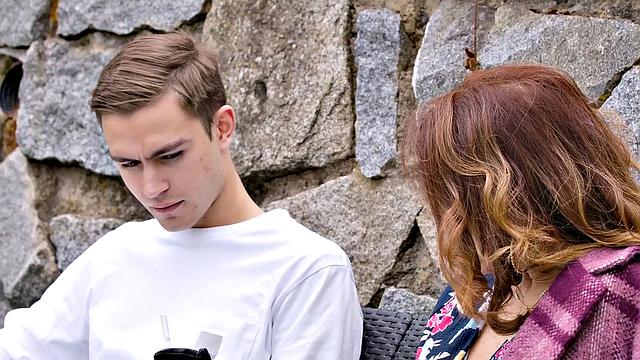 молчаливая зрелая в чулках ловит на секс