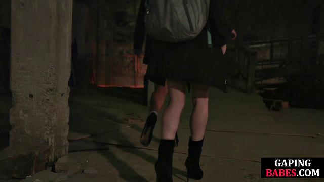 Любительницу анала фистит хозяйка в подвале, скучать не даст-ещё и пошутит пару раз по ходу дела.