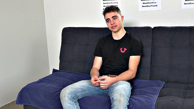 Sturdy stud wanks hard and cums after casting