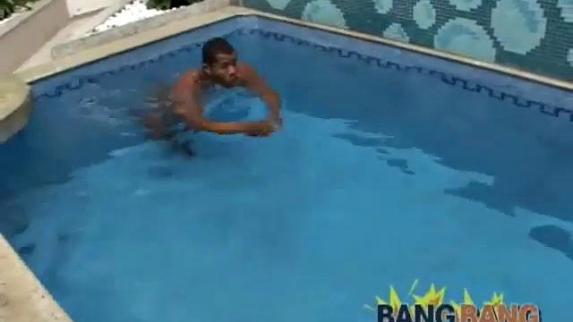 качок дрочит на улице, будто вообще один на планете