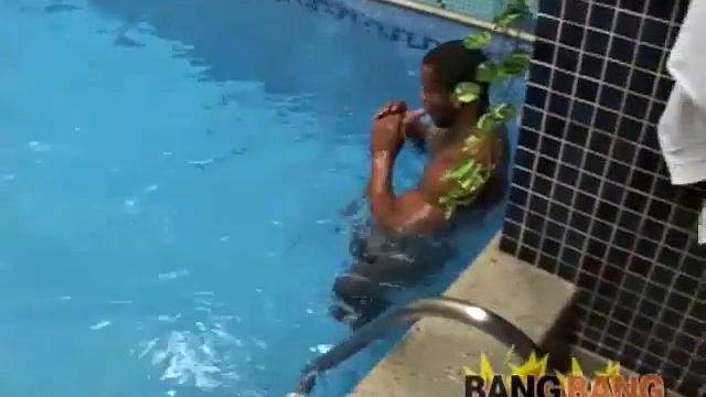 качок дрочит на улице, будто вообще один на планете