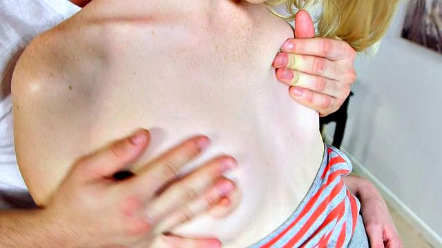 хлоя натирает грудь кремом и скачет на жёстком члене