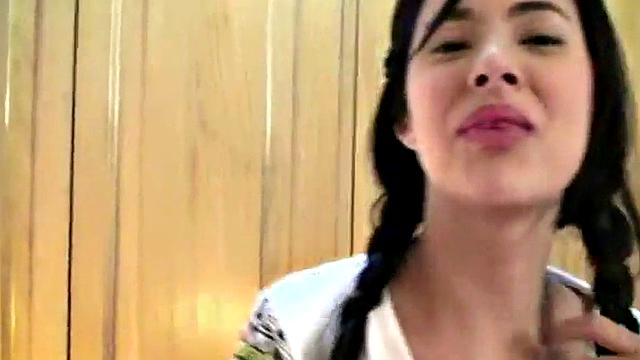 Tessa Masturbates in Close Up