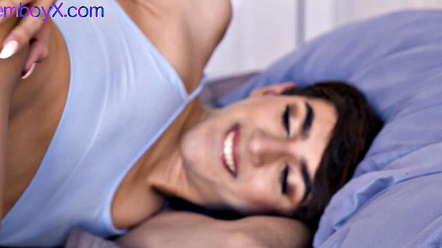 Cockhungry fem deepthroating