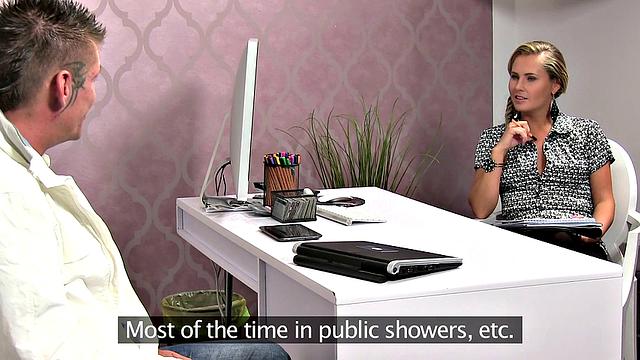 панк устроил кастинг: сперма на лысой киске агентши в офисе