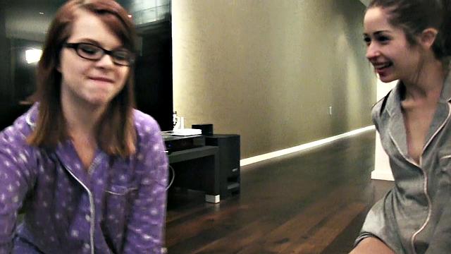 пижамная вечеринка у лесби: бутылочка довела до страпона