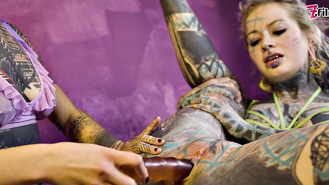 потаскушки с тату развлекаются игрушками и глубоким аналом