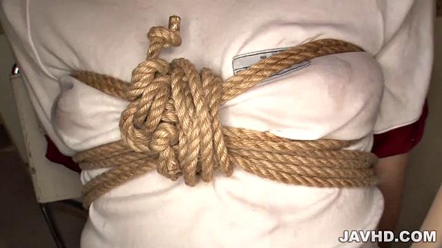 Наосима Ай в кроссовках и бондаже - шорты рвутся, настроение супер