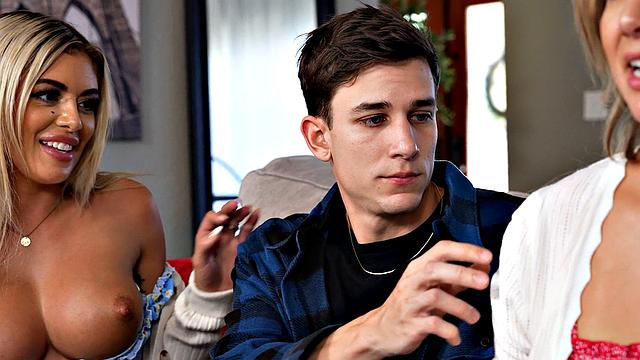 Два взрослых пары меняются партнерами и трахаются перед концом света