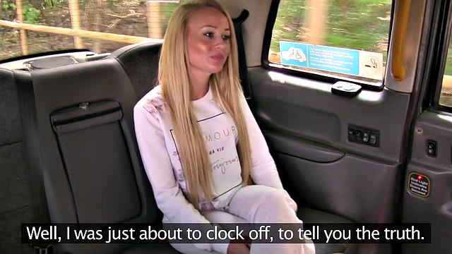 Eats pussy in taxi with a sexy fitness babe and her tattoos