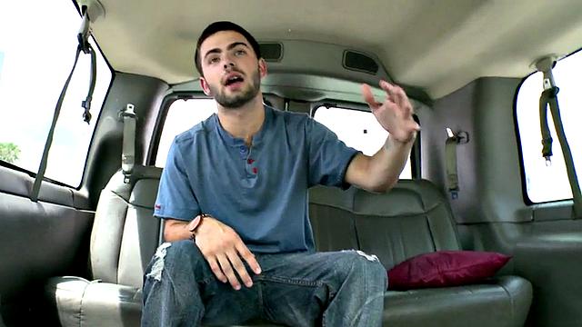 смотри, как любитель кончает на гея в автобусе за деньги