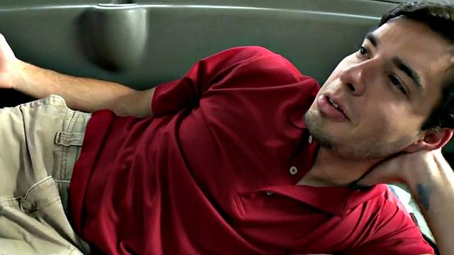 смотри, как любитель кончает на гея в автобусе за деньги