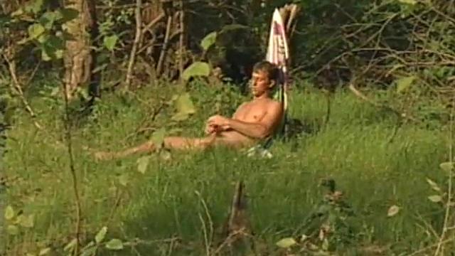 Бо Скотт дрочит на природе и кончает с кайфом