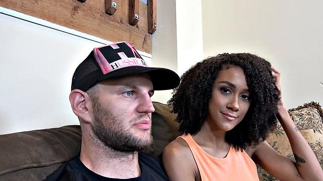 арьяна сразу идет в жёсткий секс на диване