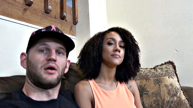 арьяна сразу идет в жёсткий секс на диване