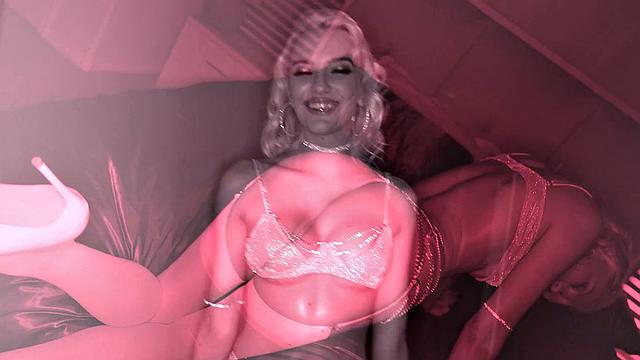 роковая блондинка сдается жесткому анальному траху