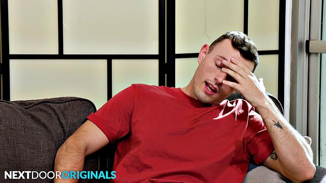 смотри, как накачанный красавец жёстко ебет татуированного друга