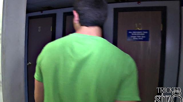 Брутальный качок не выдержал и отдался твинку у глори-холла
