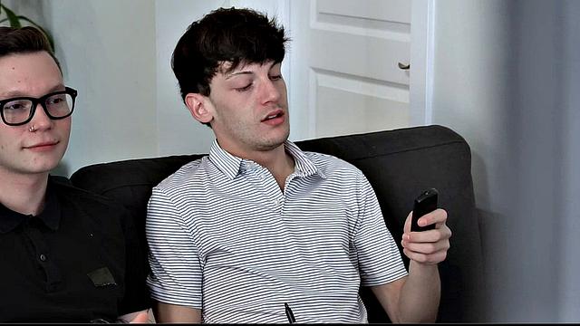 Трое парней заводятся на фильме и устраивают анальный тройничок