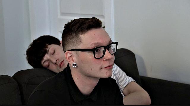Трое парней заводятся на фильме и устраивают анальный тройничок