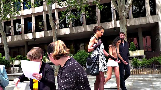 покорная европеечка унижается перед похотливыми зрителями