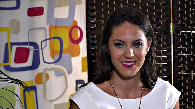 покорная европеечка унижается перед похотливыми зрителями