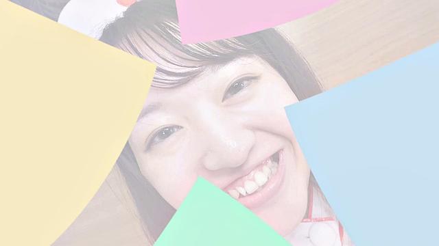 азиатская красотка стягивает свитер и белье прямо на кровати