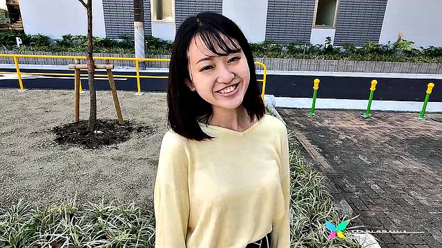 азиатская красотка стягивает свитер и белье прямо на кровати