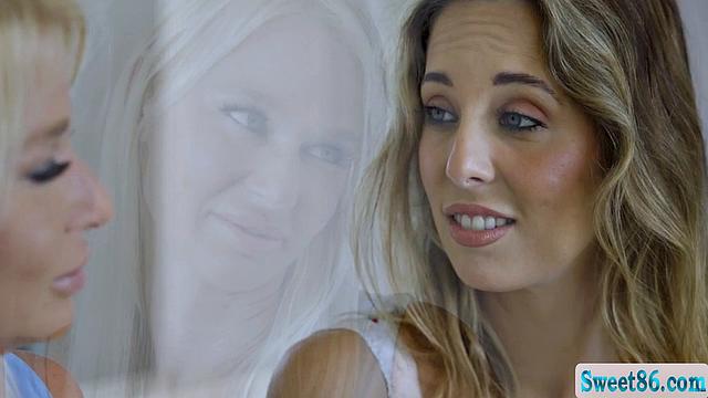 Лондон Ривер дает Милли Морган посидеть на лице и лижет зрелую киску с жадностью, пока обе не могут остановиться от страсти.