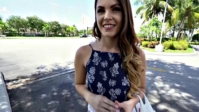 татуированная брюнетка зарывается в член на природе, пикник по-взрослому