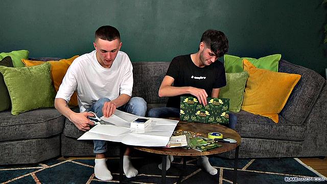 Даже член обмотан - Тим Готтфрид и Малахаи Купер
