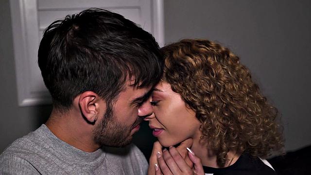 страстная брюнетка заводится после катания на скейте