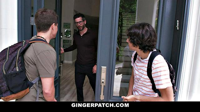 Смотри, как рыжая сосет и получает двойное удовольствие