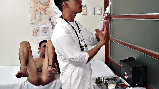 Orient twink fingered and rimmed by doctor in infirmary