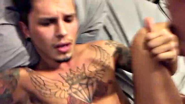 мускулистые красавцы испытывают друг друга без защиты