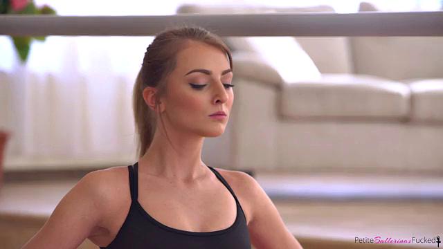 Кэти Роуз глотает по самые яйца и принимает как ненасытная