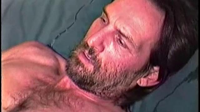 Джеймса жёстко трахают и наполняют рабочим мужиком