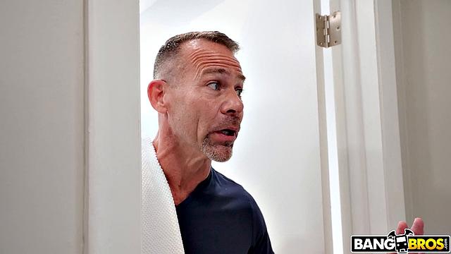 Zoey Sinn моется в душе и получает сперму внутрь от Filthy Rich