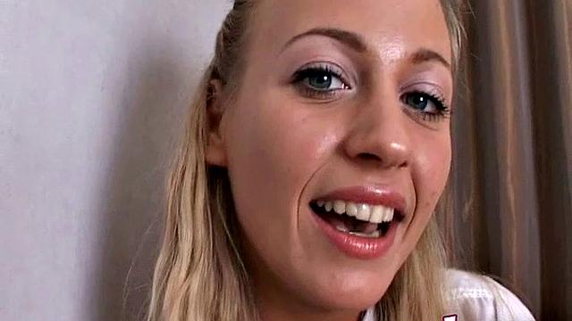 алина жёстко фистит себя на диване