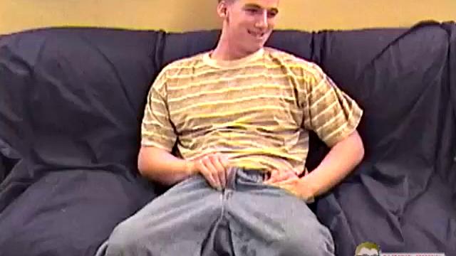 Жаркий красавец дрочит свою толстую палку при парне и девушке