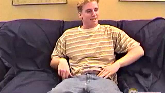 Жаркий красавец дрочит свою толстую палку при парне и девушке