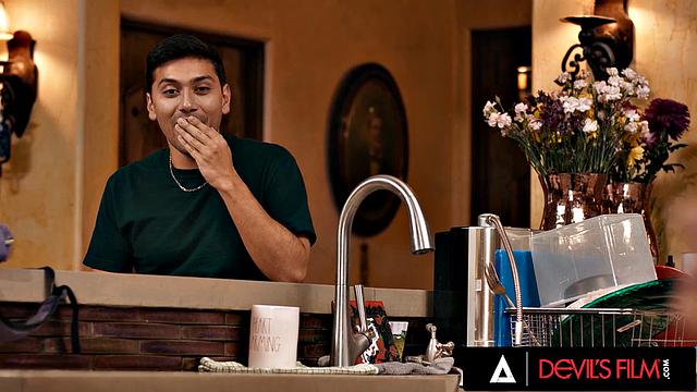 Хейли Роуз нашла порно парня, завелась и попалась с вибратором в руке - зато вечер прошёл не зря!