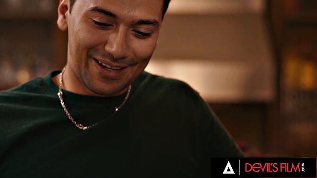 Хейли Роуз нашла порно парня, завелась и попалась с вибратором в руке - зато вечер прошёл не зря!