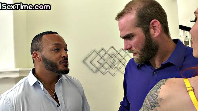 татуированная би трахается с bbc в тройке и сосёт член